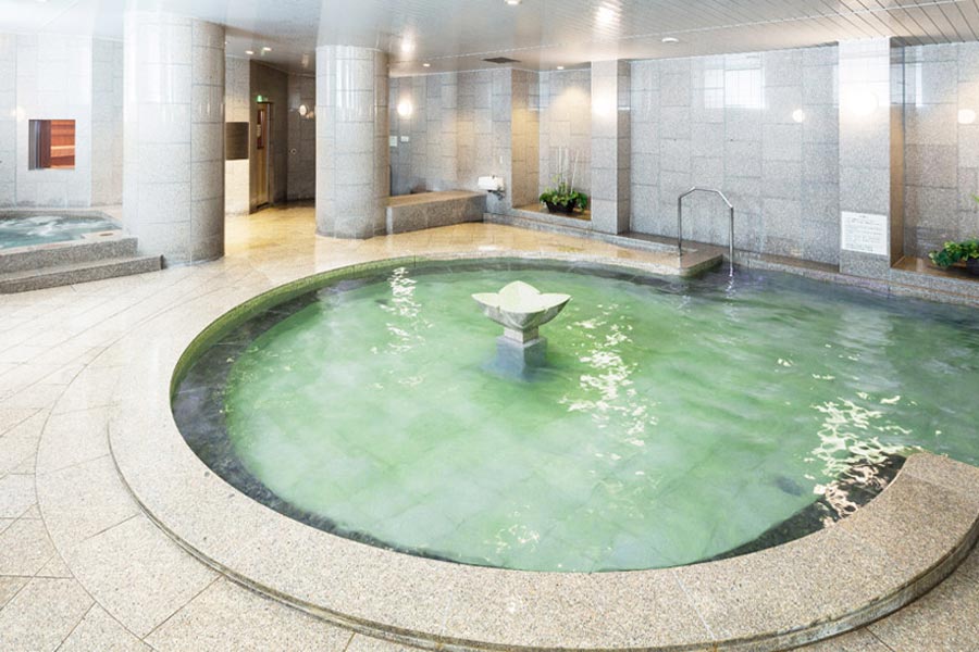 ホテルマイステイズプレミア札幌パークの広々とした天然温泉大浴場の湯気と癒しの空間