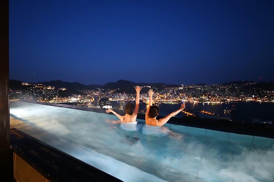 大江戸温泉Premium 長崎ホテル清風の露天風呂から長崎市街の「1000万ドルの夜景」に感動するカット