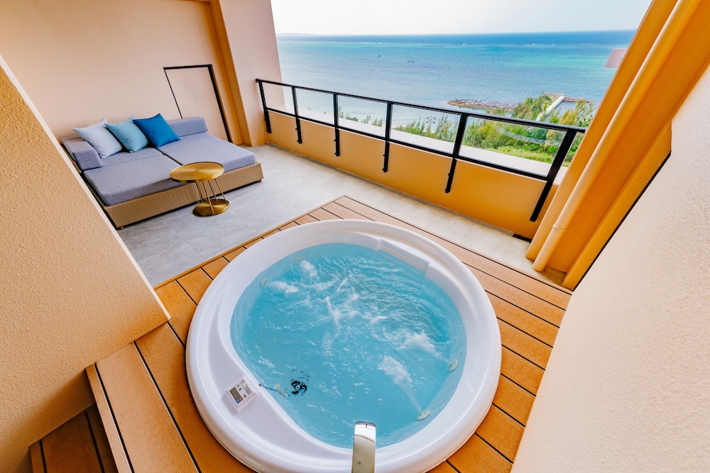 《セール開催中の沖縄旅行・沖縄ツアー》沖縄で大人気のホテル、AQUASENSE　Hotel & Resort（アクアセンスホテル＆リゾート）