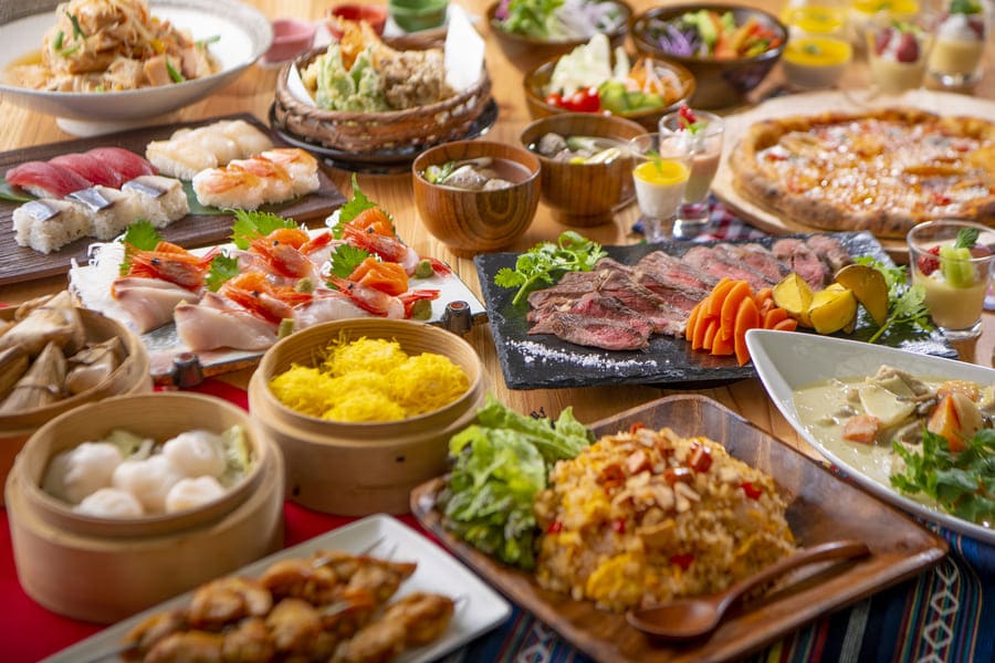 登別万世閣のライブキッチンでステーキや天ぷらを仕上げる夕食バイキング