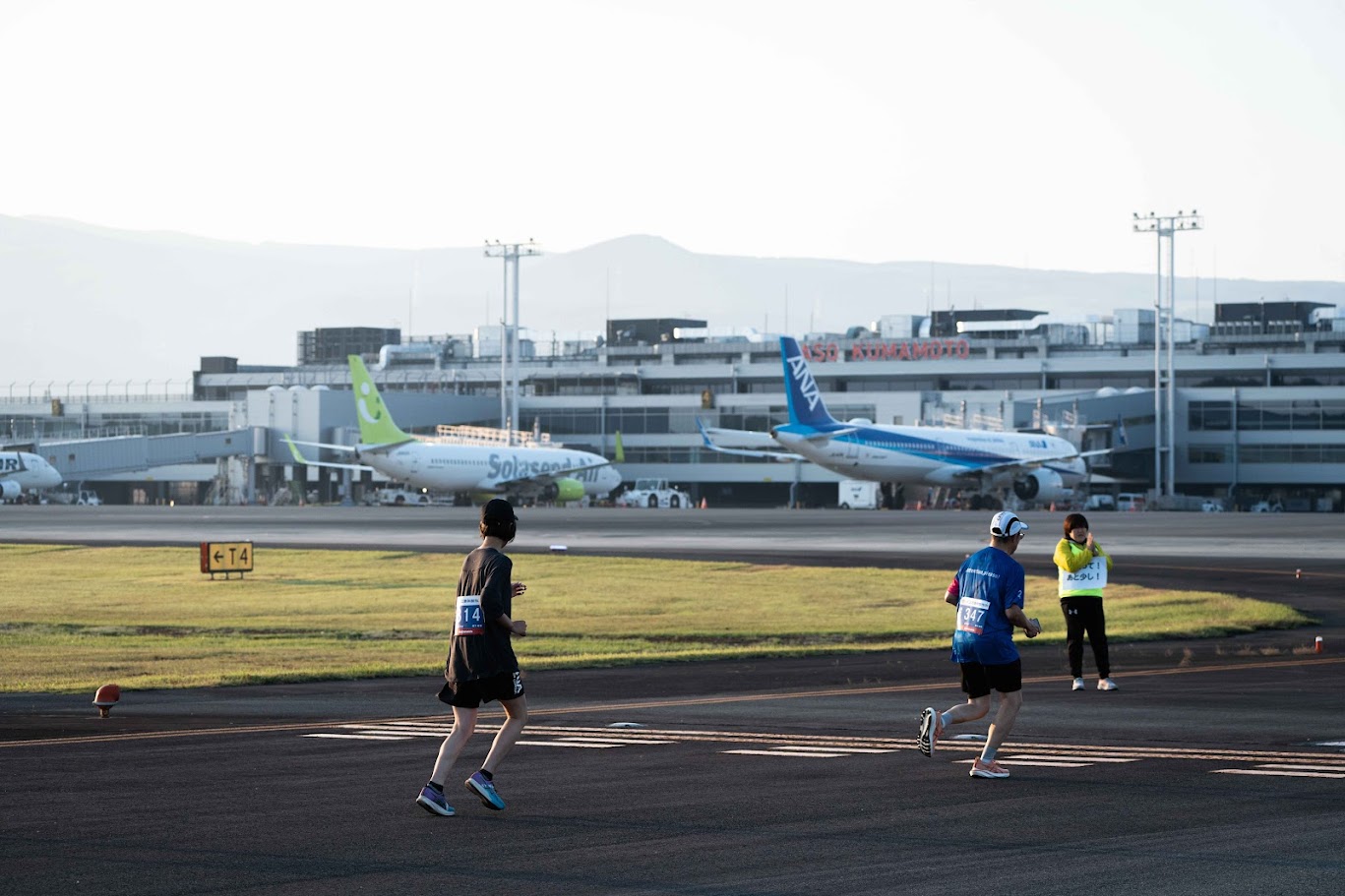 阿蘇の山々と滑走路