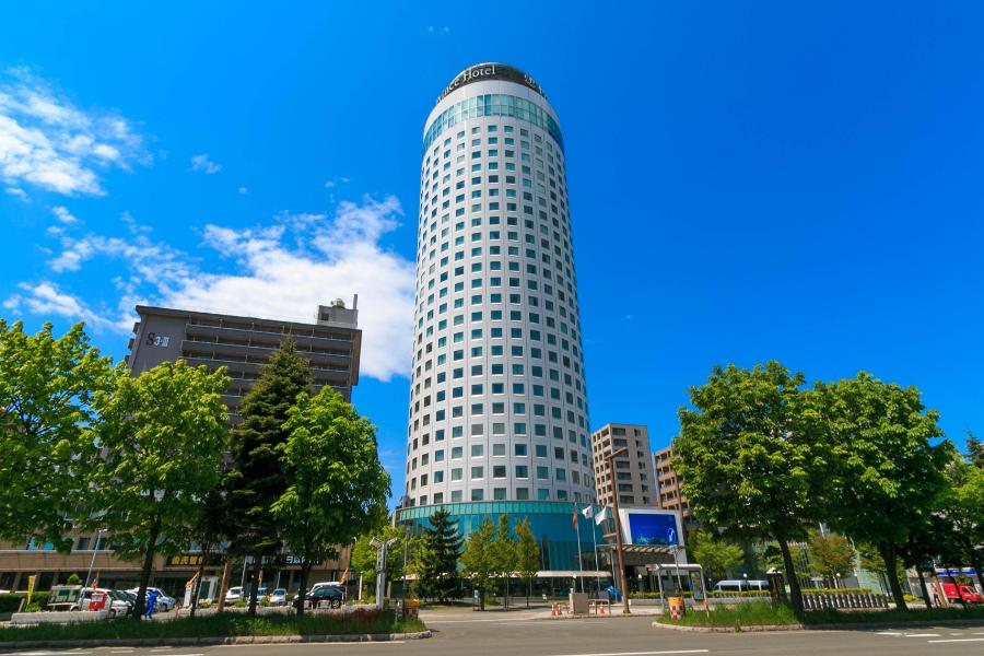 札幌プリンスホテルの札幌の夜景を一望する円柱型ホテルの外観