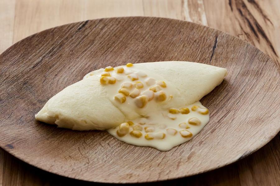 のシェフが目の前でオムレツを焼くライブキッチン