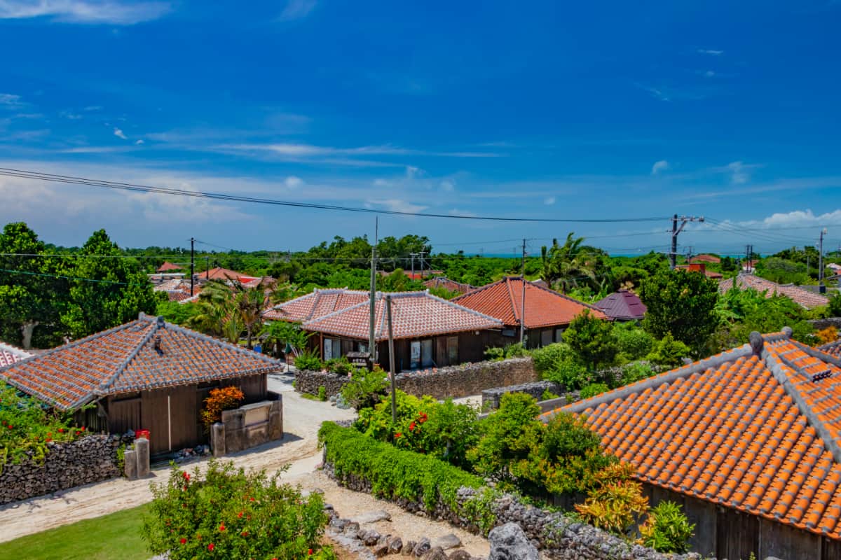 石垣島や周辺の離島(竹富島など)の橙色の赤瓦屋根の伝統的な景観