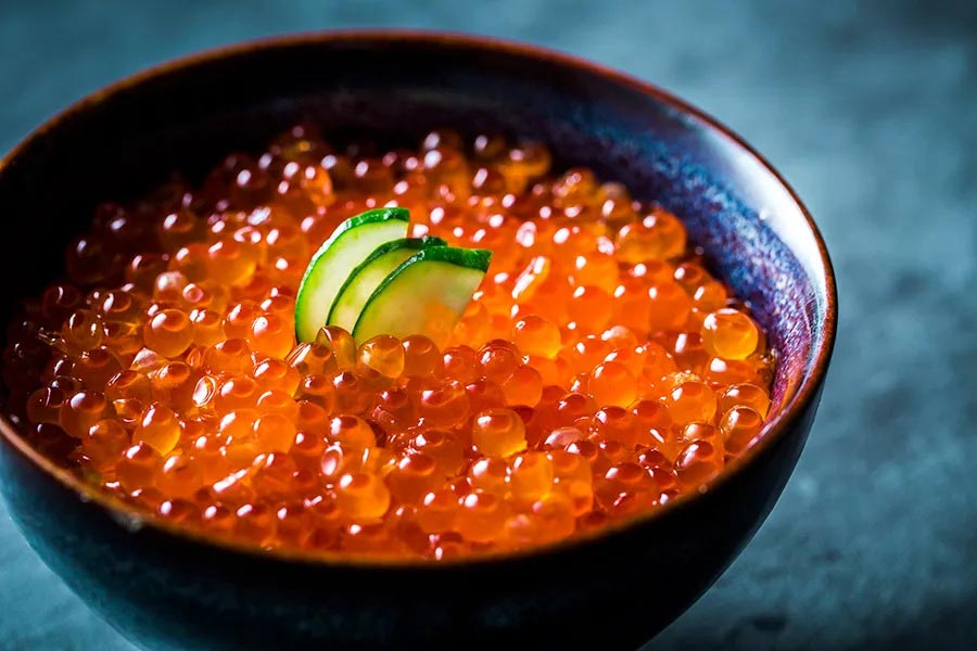 ホテルソニア小樽の朝食ブッフェでいくらやサーモンを乗せる「オリジナル海鮮丼」