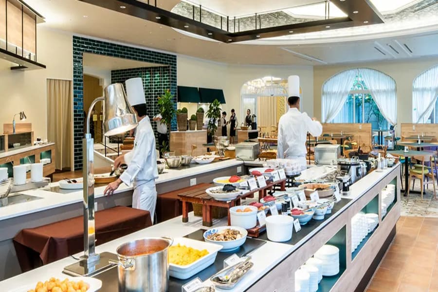 ホテル日航ハウステンボスのシェフが目の前で作るオムレツなど充実の朝食ブッフェ